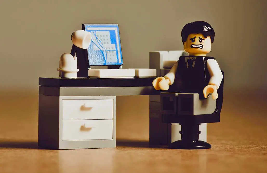 Schreibtisch mit Desktop-PC